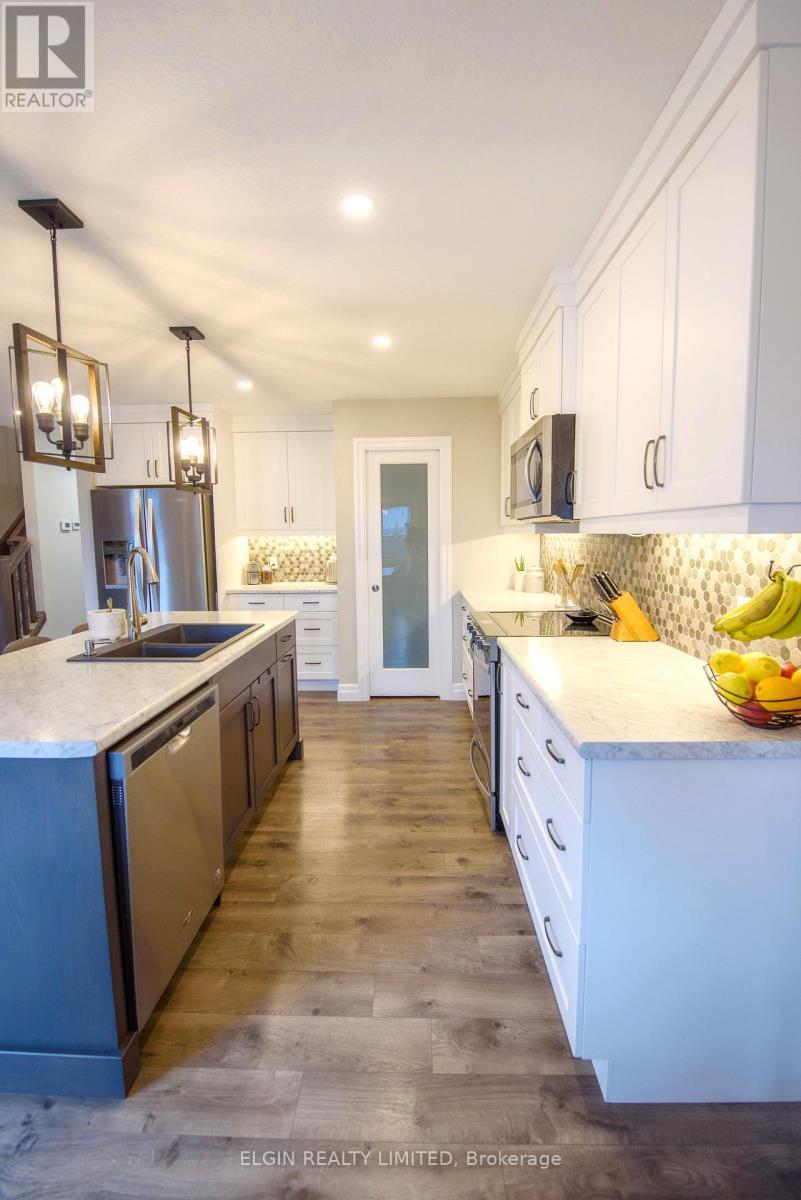 8 Auburn Drive, St. Thomas, ON - Indoor Photo Showing Kitchen With Double Sink With Upgraded Kitchen