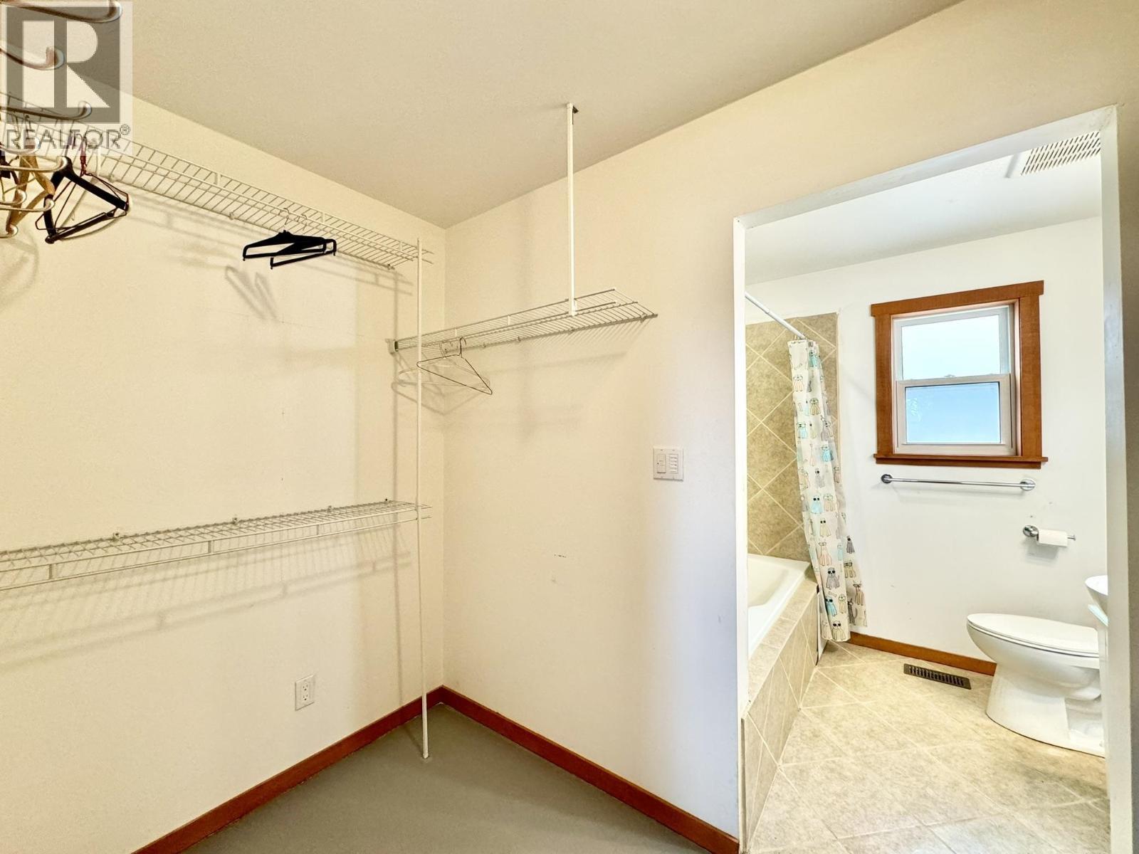 6352 Wolfe Road, Horse Lake, BC - Indoor