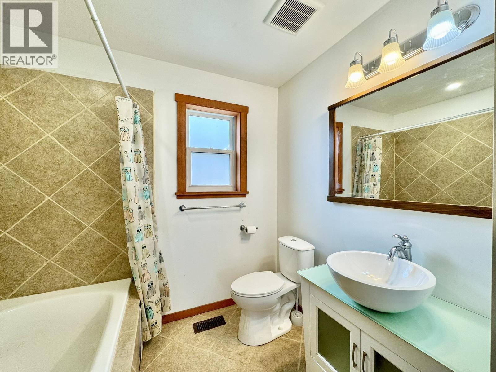 6352 Wolfe Road, Horse Lake, BC - Indoor Photo Showing Bathroom