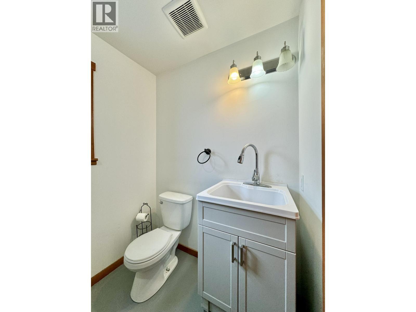 6352 Wolfe Road, Horse Lake, BC - Indoor Photo Showing Bathroom