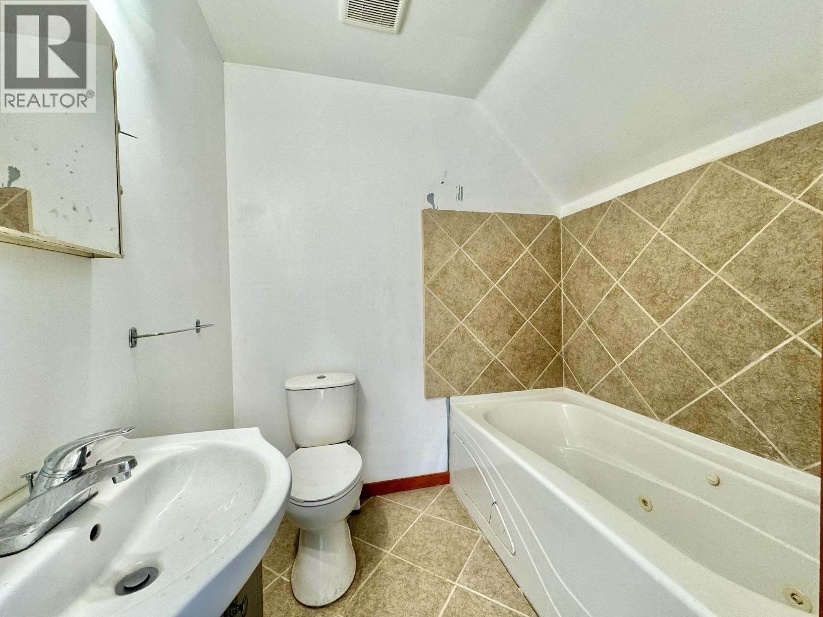 6352 Wolfe Road, Horse Lake, BC - Indoor Photo Showing Bathroom