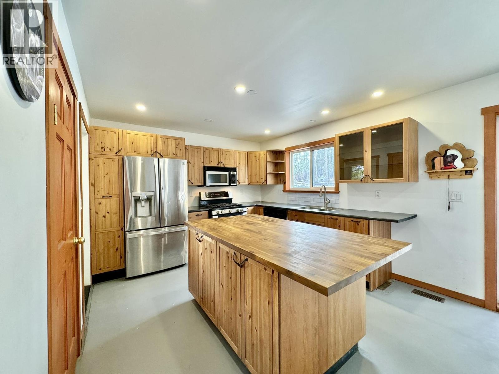 6352 Wolfe Road, Horse Lake, BC - Indoor Photo Showing Kitchen