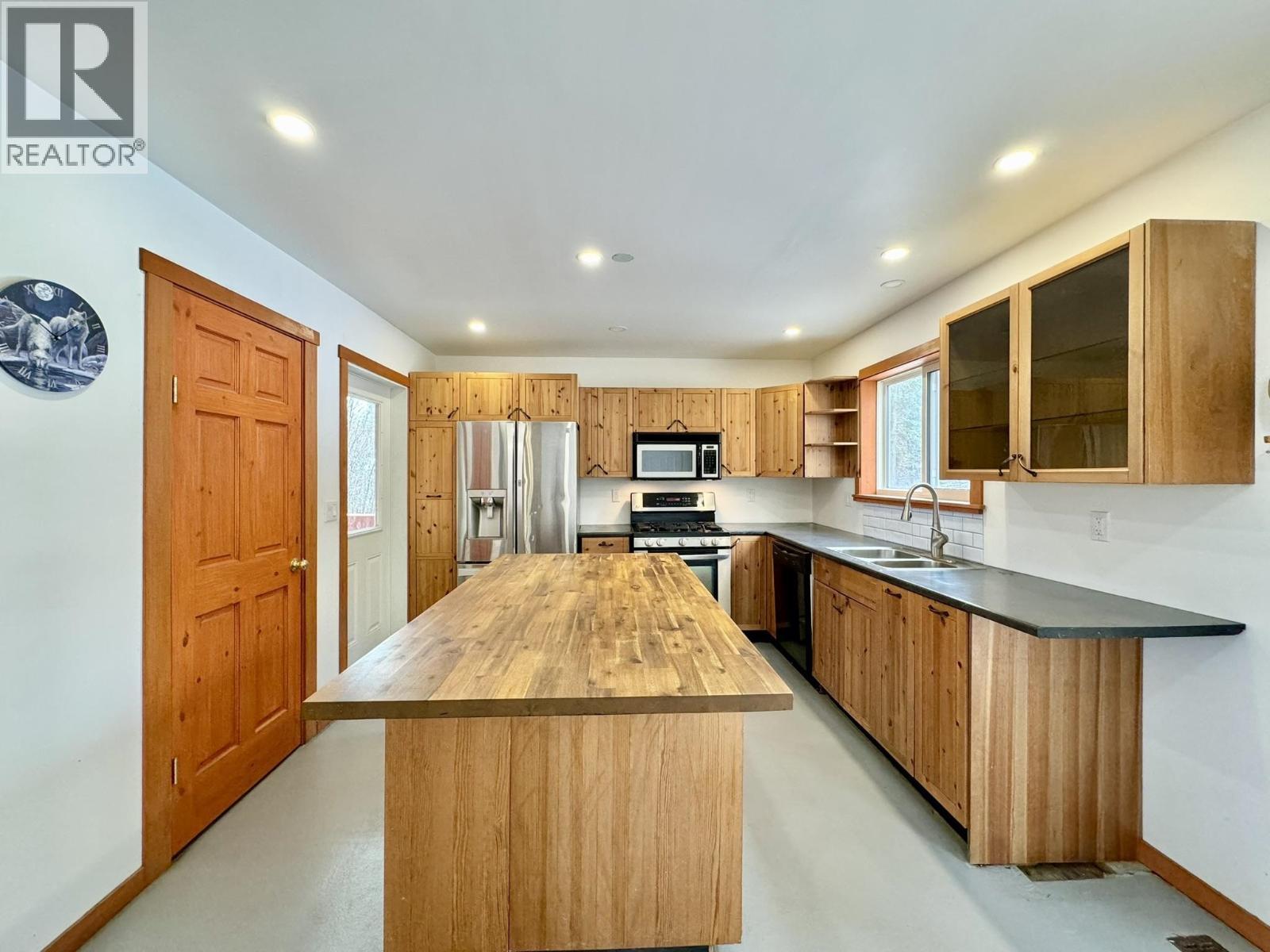 6352 Wolfe Road, Horse Lake, BC - Indoor Photo Showing Kitchen With Double Sink