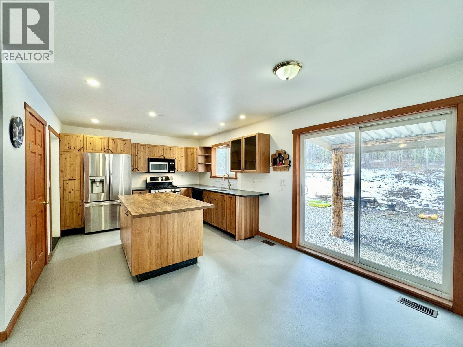 6352 Wolfe Road, Horse Lake, BC - Indoor Photo Showing Kitchen