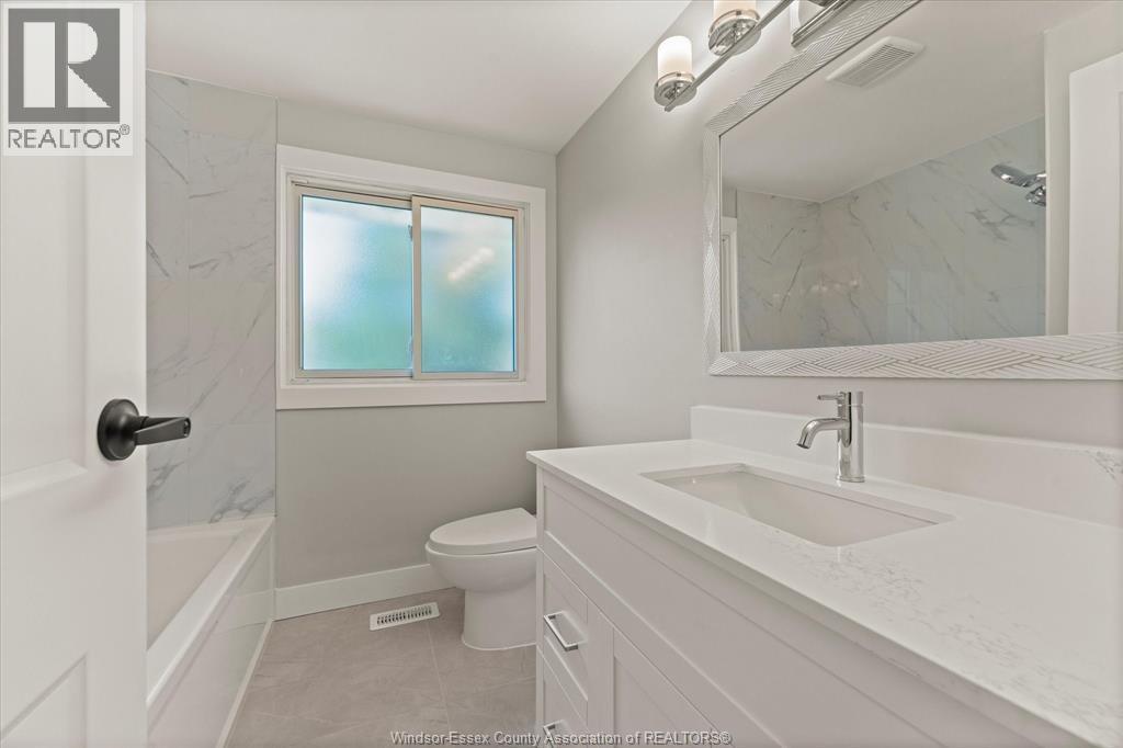 2960 Meadowbrook Lane Unit# 2, Windsor, ON - Indoor Photo Showing Bathroom