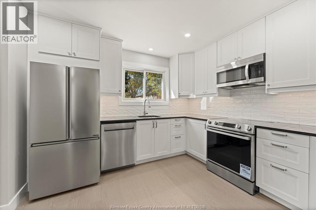 2960 Meadowbrook Lane Unit# 2, Windsor, ON - Indoor Photo Showing Kitchen With Stainless Steel Kitchen With Upgraded Kitchen