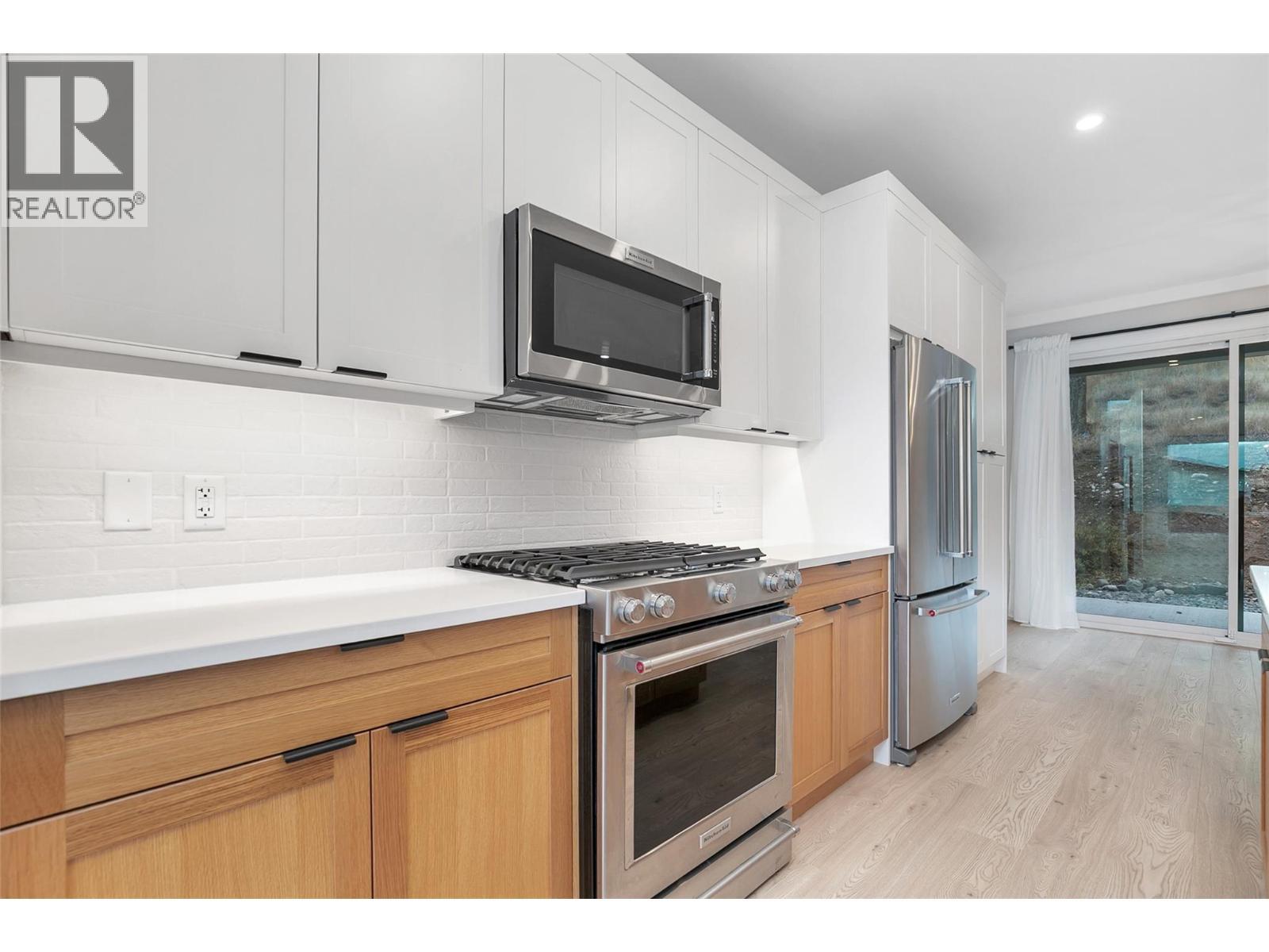 1839 Grey Owl Court, Kelowna, BC - Indoor Photo Showing Kitchen With Upgraded Kitchen