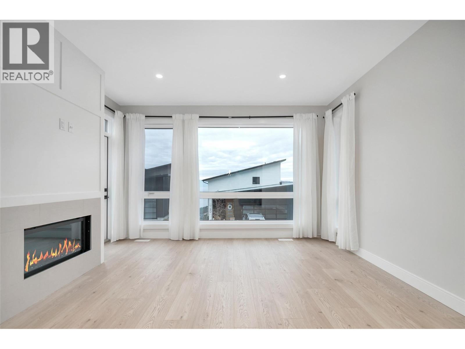 1839 Grey Owl Court, Kelowna, BC - Indoor Photo Showing Living Room With Fireplace