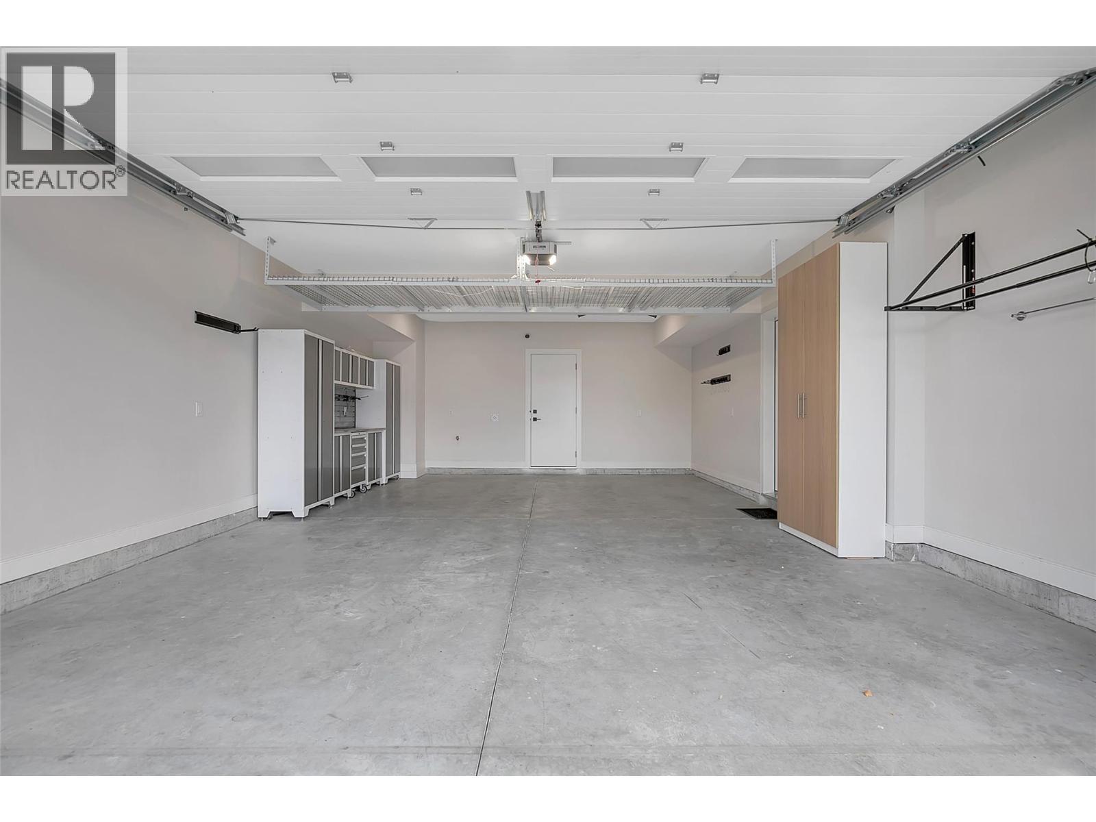 1839 Grey Owl Court, Kelowna, BC - Indoor Photo Showing Garage