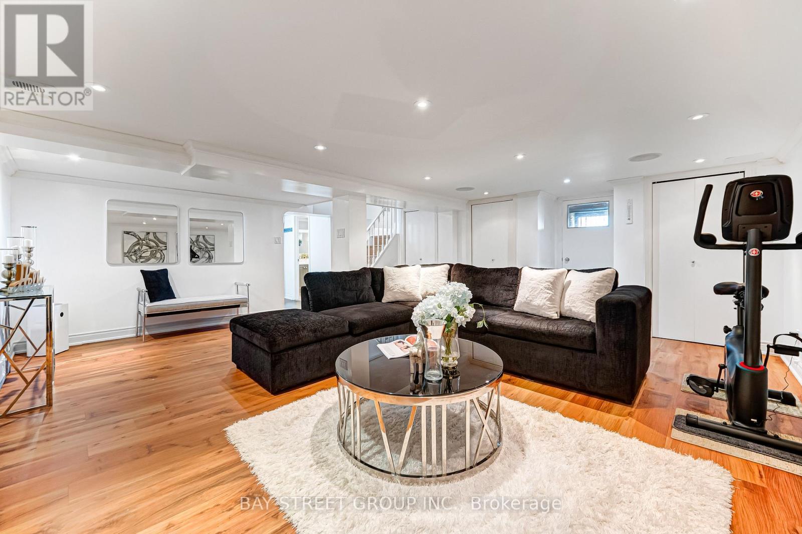 136 Humbercrest Boulevard, Toronto, ON - Indoor Photo Showing Living Room