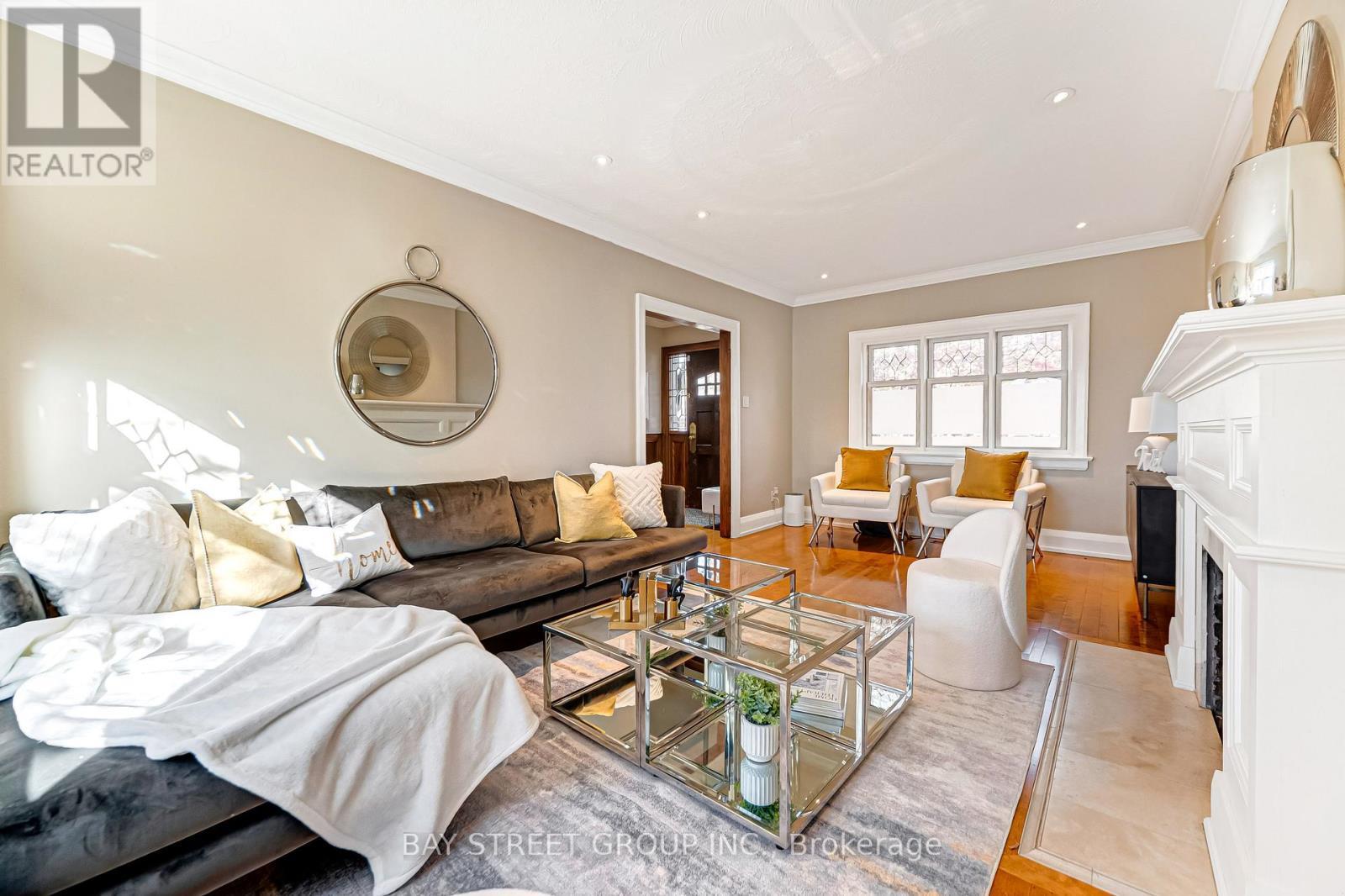 136 Humbercrest Boulevard, Toronto, ON - Indoor Photo Showing Living Room