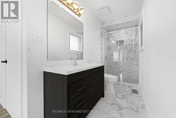 ENSUITE PRIMARY MAIN FLOOR -