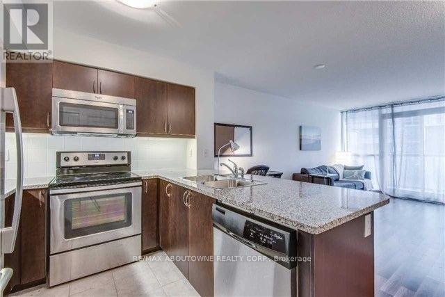 606 - 25 Lower Simcoe Street, Toronto, ON - Indoor Photo Showing Kitchen With Stainless Steel Kitchen With Double Sink With Upgraded Kitchen