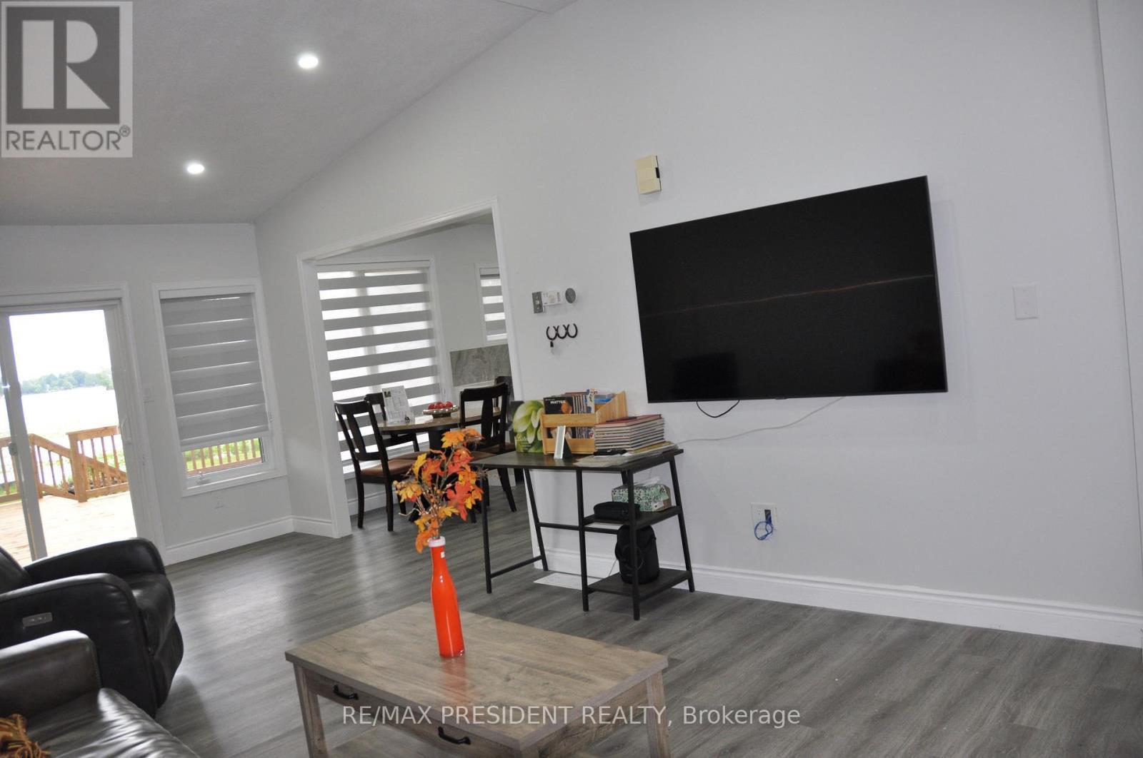 17 Cedar Bay Road, Kawartha Lakes, ON - Indoor Photo Showing Living Room