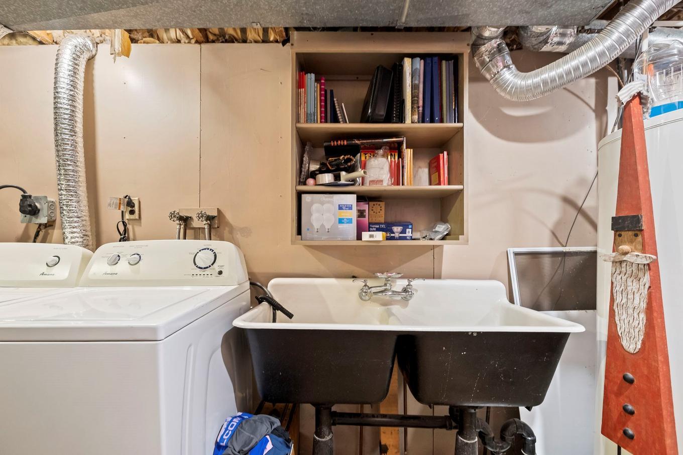 Salle de lavage - 85 Av. Parkdale, Pointe-Claire, QC - Indoor Photo Showing Laundry Room