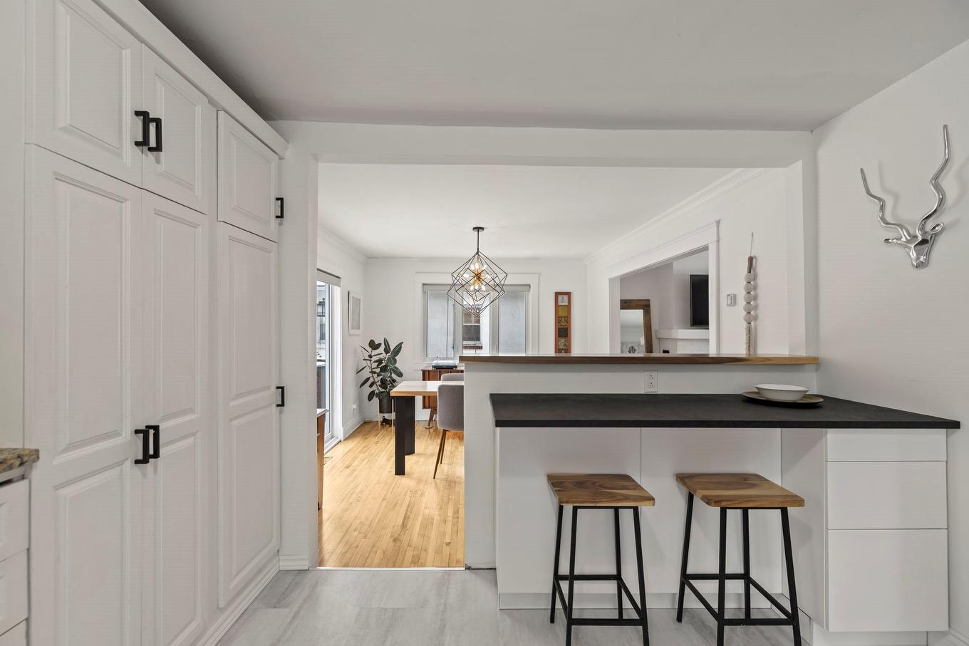 Cuisine - 85 Av. Parkdale, Pointe-Claire, QC - Indoor Photo Showing Other Room