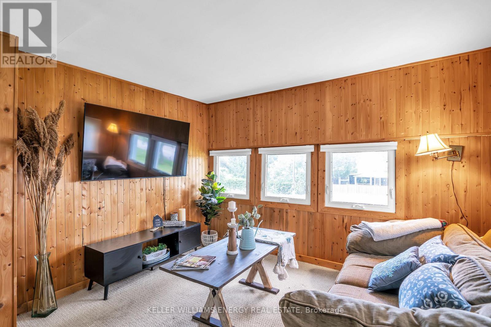 247 Williams Point Road, Scugog, ON - Indoor Photo Showing Living Room