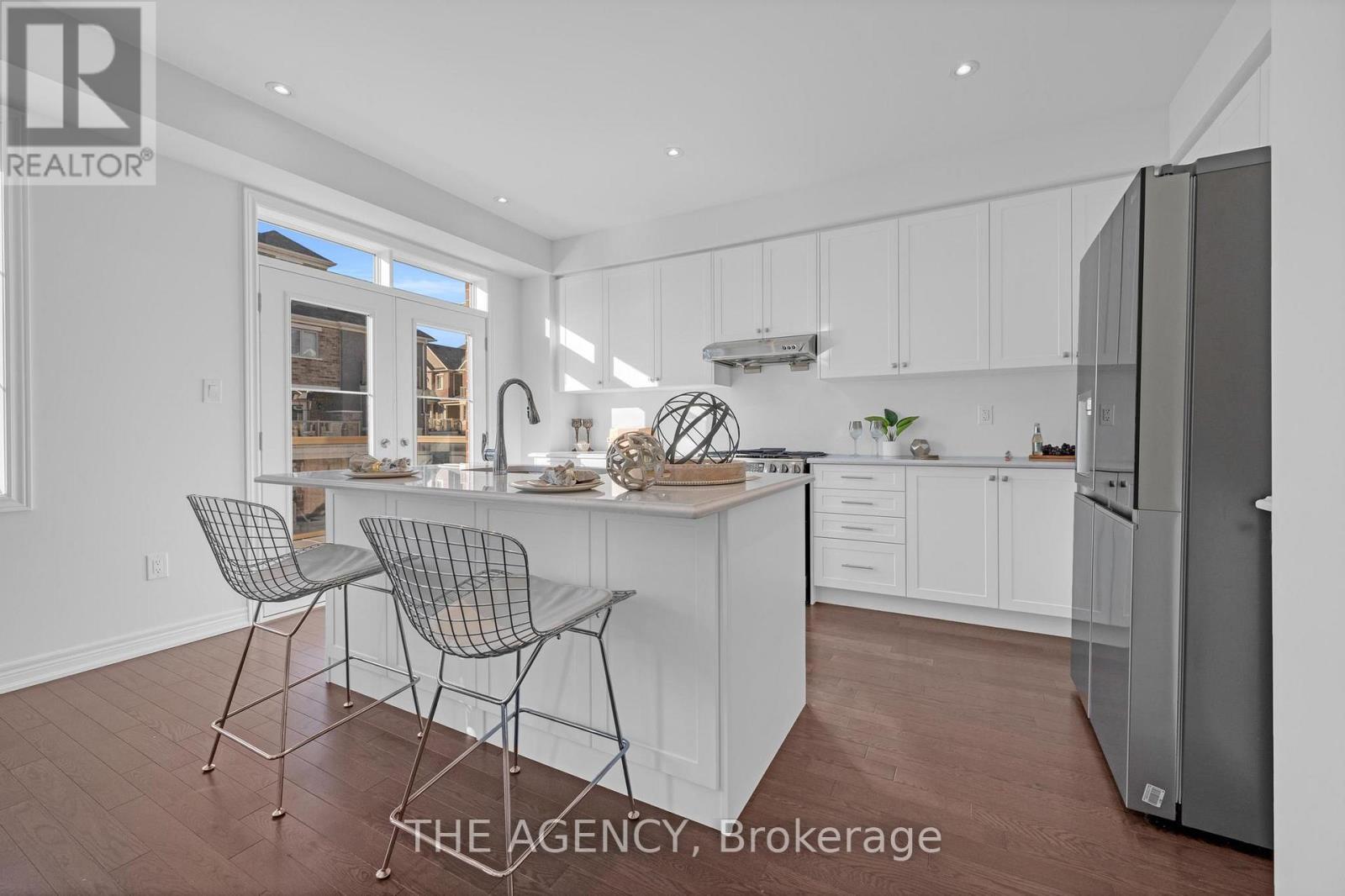 33 Bruce Boyd Drive, Markham, ON - Indoor Photo Showing Kitchen With Upgraded Kitchen