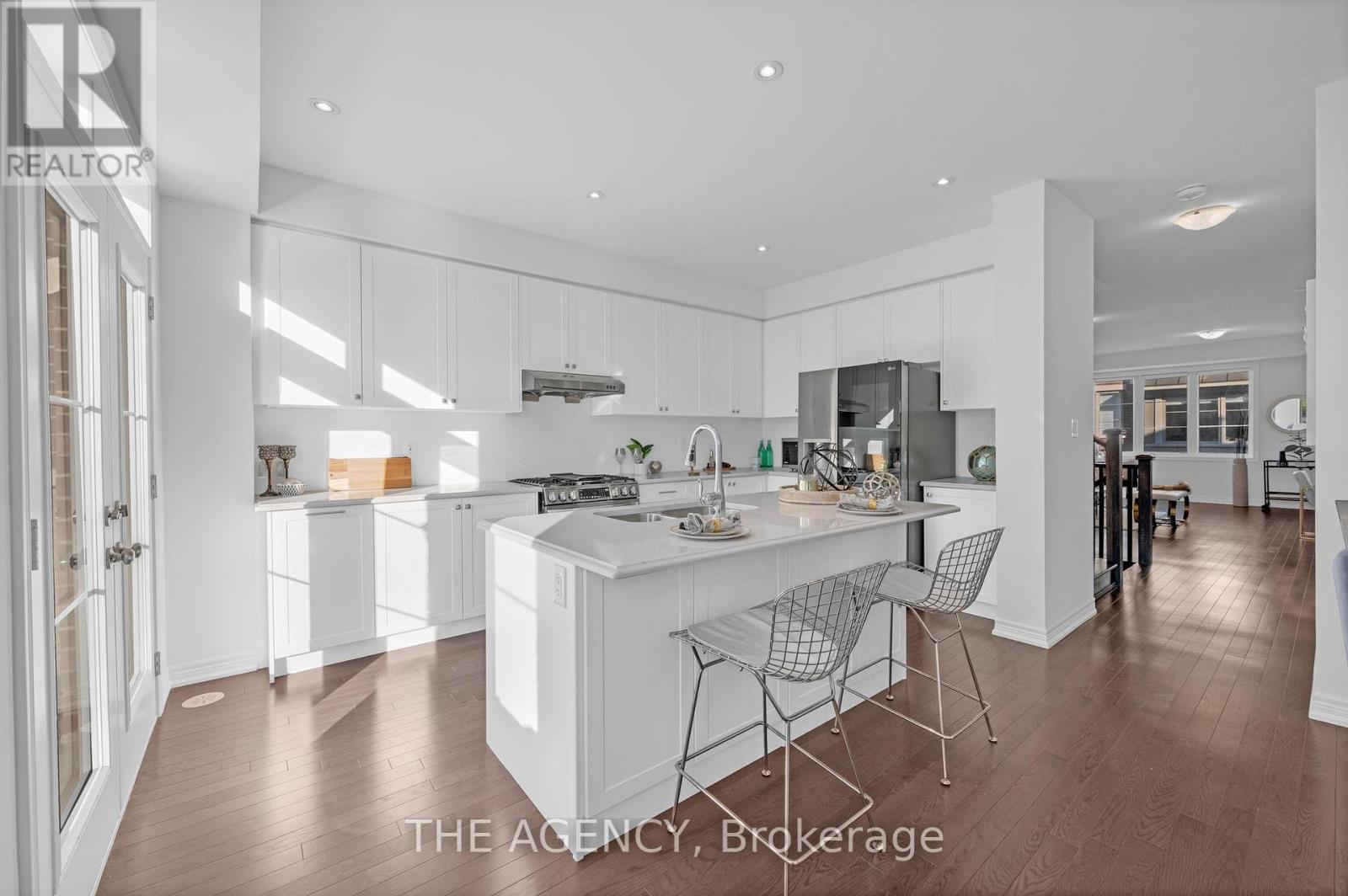 33 Bruce Boyd Drive, Markham, ON - Indoor Photo Showing Kitchen With Upgraded Kitchen