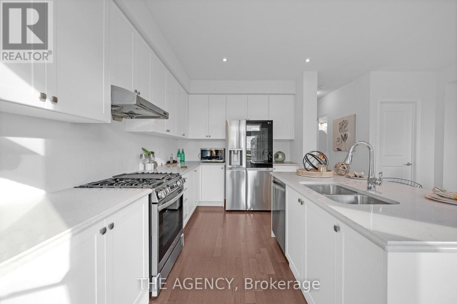 33 Bruce Boyd Drive, Markham, ON - Indoor Photo Showing Kitchen With Double Sink With Upgraded Kitchen