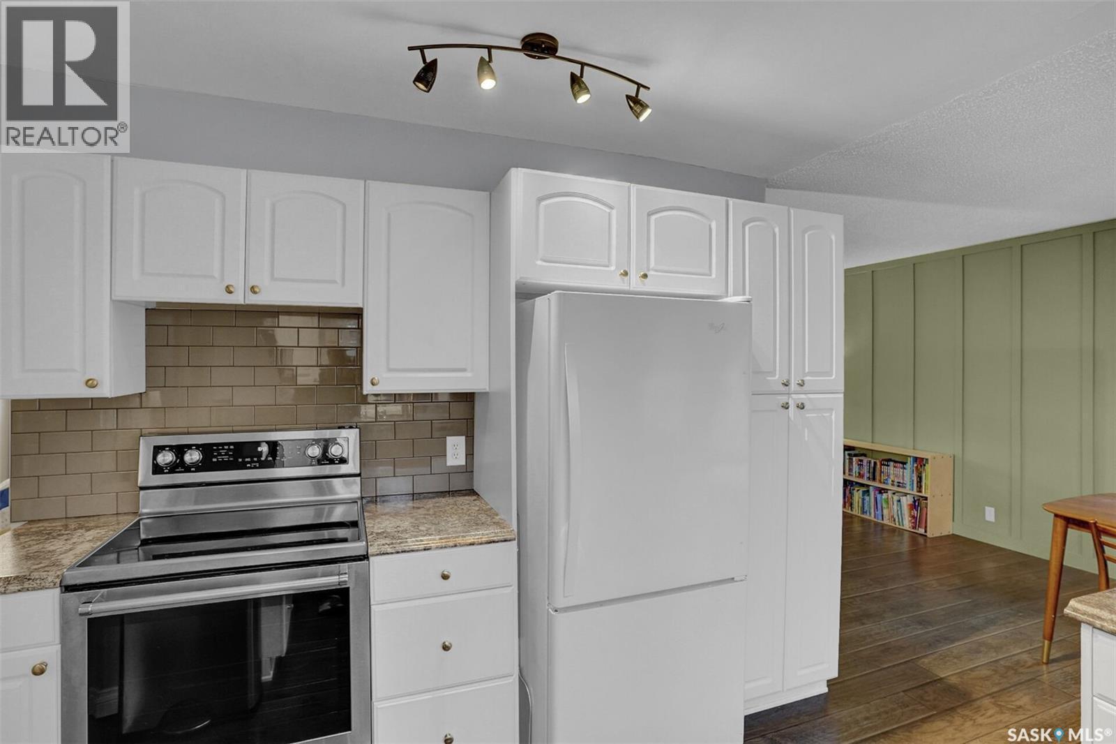 25 Haultain Crescent, Regina, SK - Indoor Photo Showing Kitchen