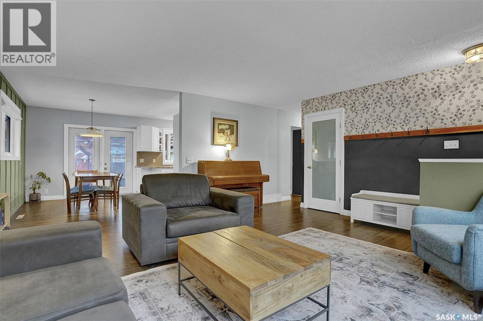 25 Haultain Crescent, Regina, SK - Indoor Photo Showing Living Room