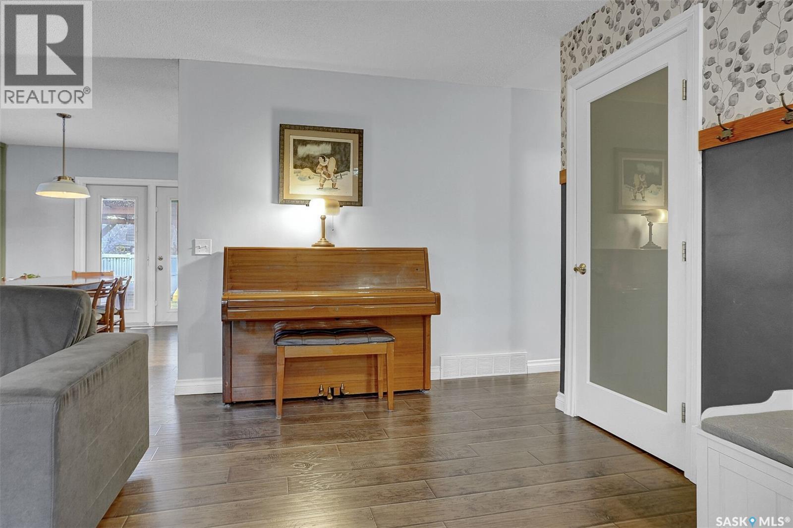 25 Haultain Crescent, Regina, SK - Indoor Photo Showing Living Room