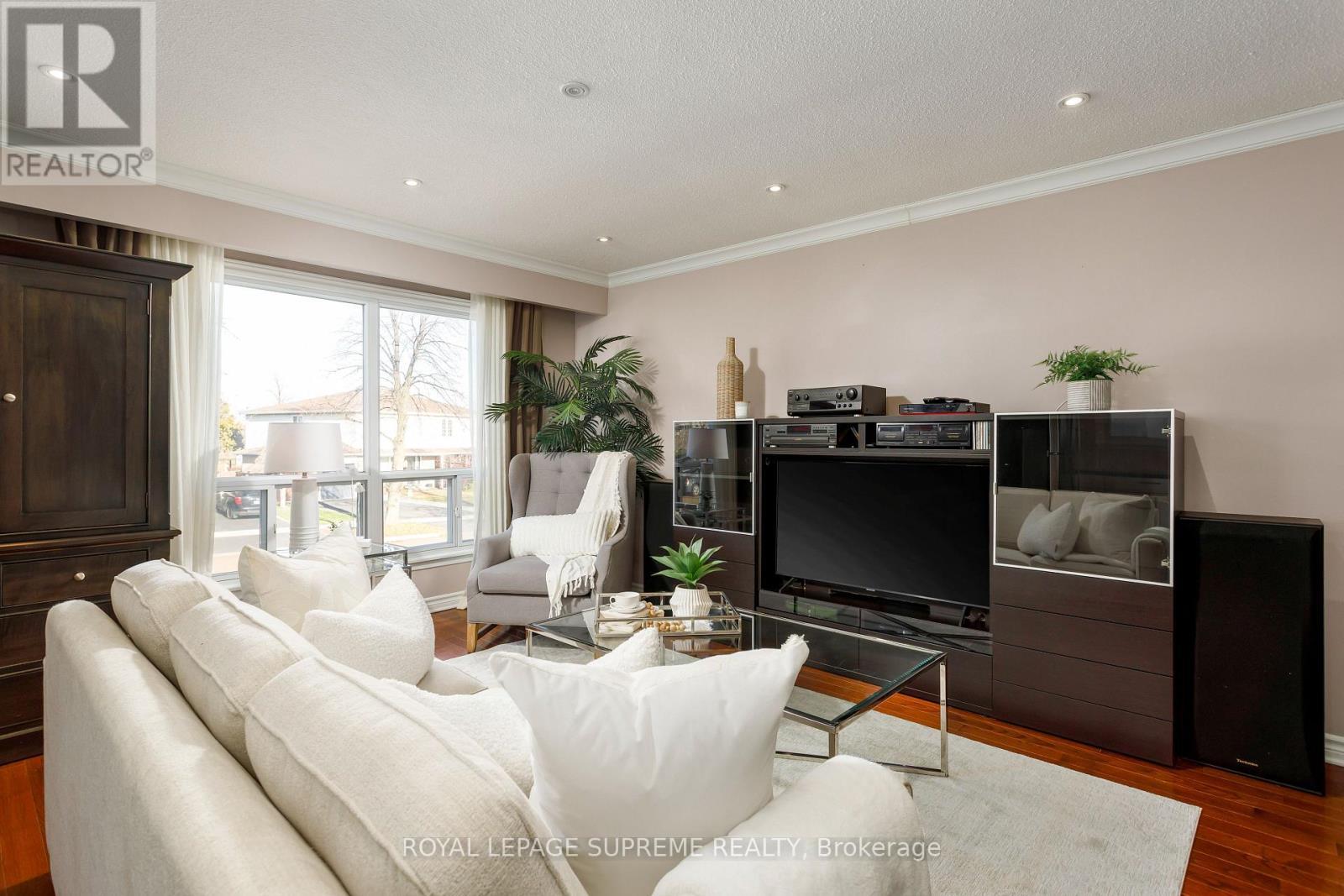 7158 Ridgeland Crescent, Mississauga, ON - Indoor Photo Showing Living Room