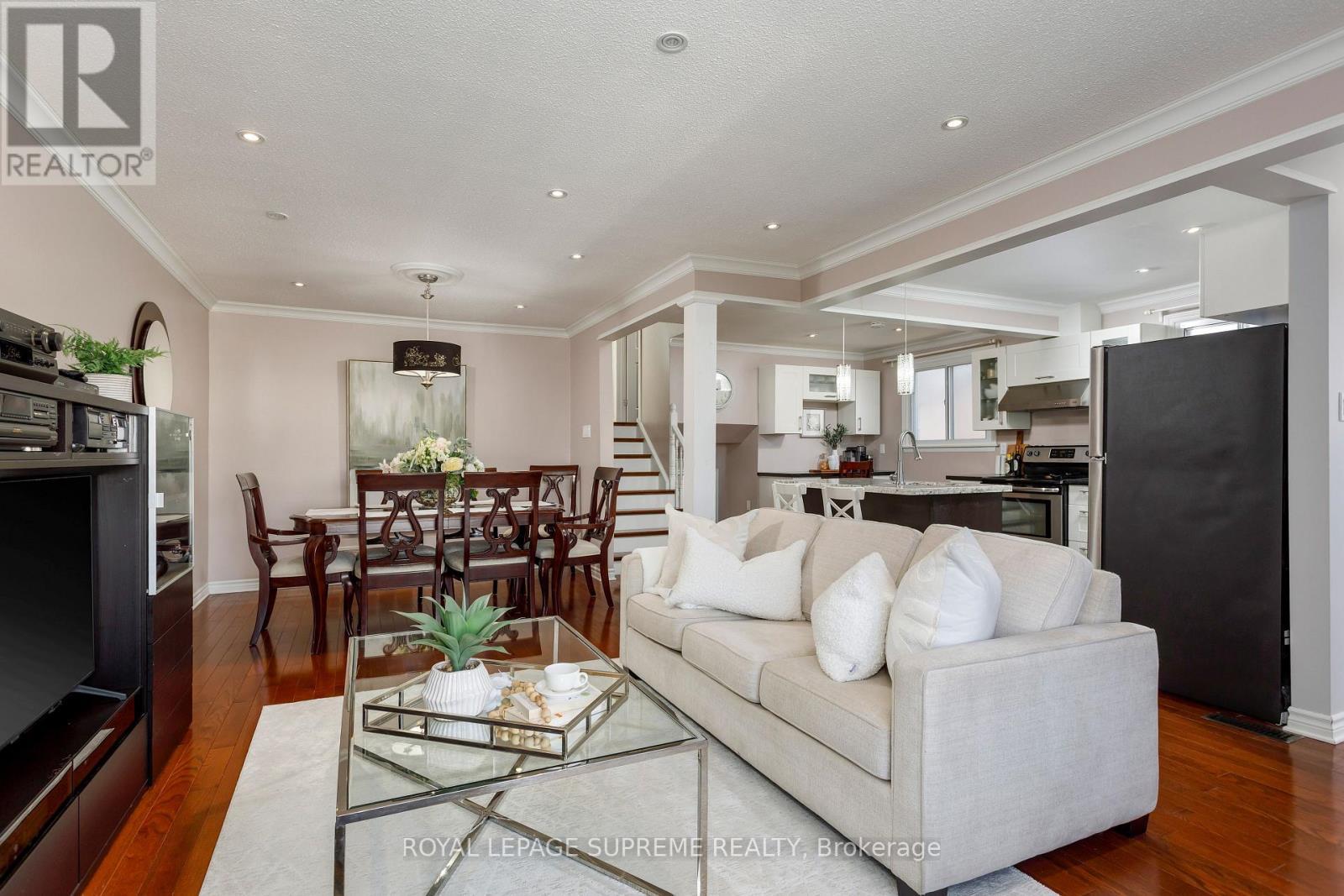 7158 Ridgeland Crescent, Mississauga, ON - Indoor Photo Showing Living Room