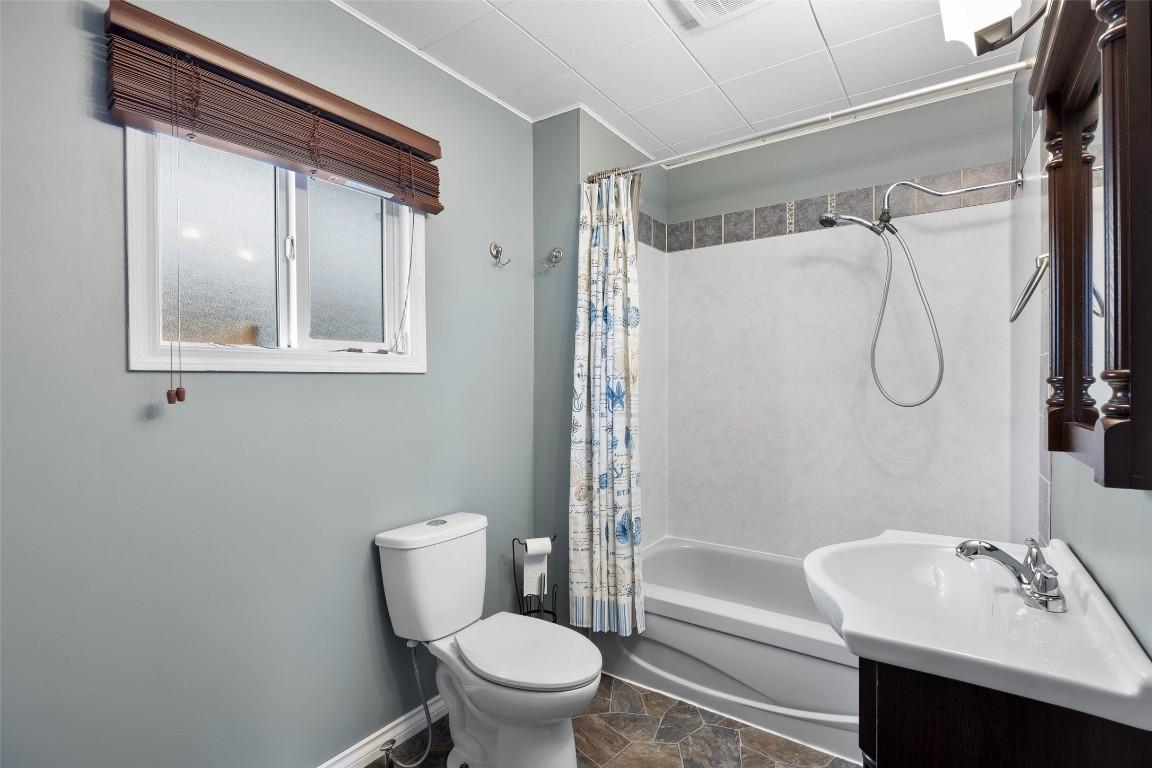 283 Beach Avenue, Kamloops, BC - Indoor Photo Showing Bathroom