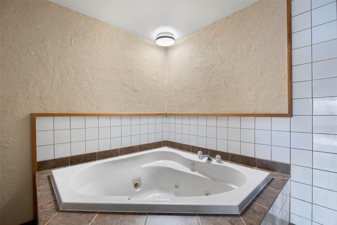 283 Beach Avenue, Kamloops, BC - Indoor Photo Showing Bathroom
