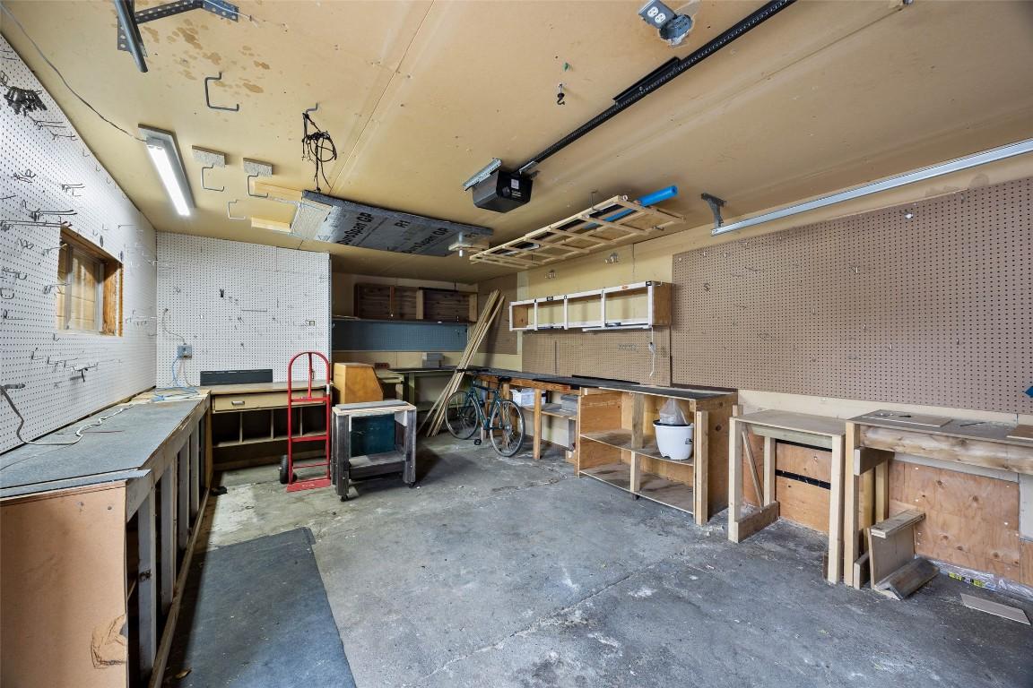 283 Beach Avenue, Kamloops, BC - Indoor Photo Showing Garage