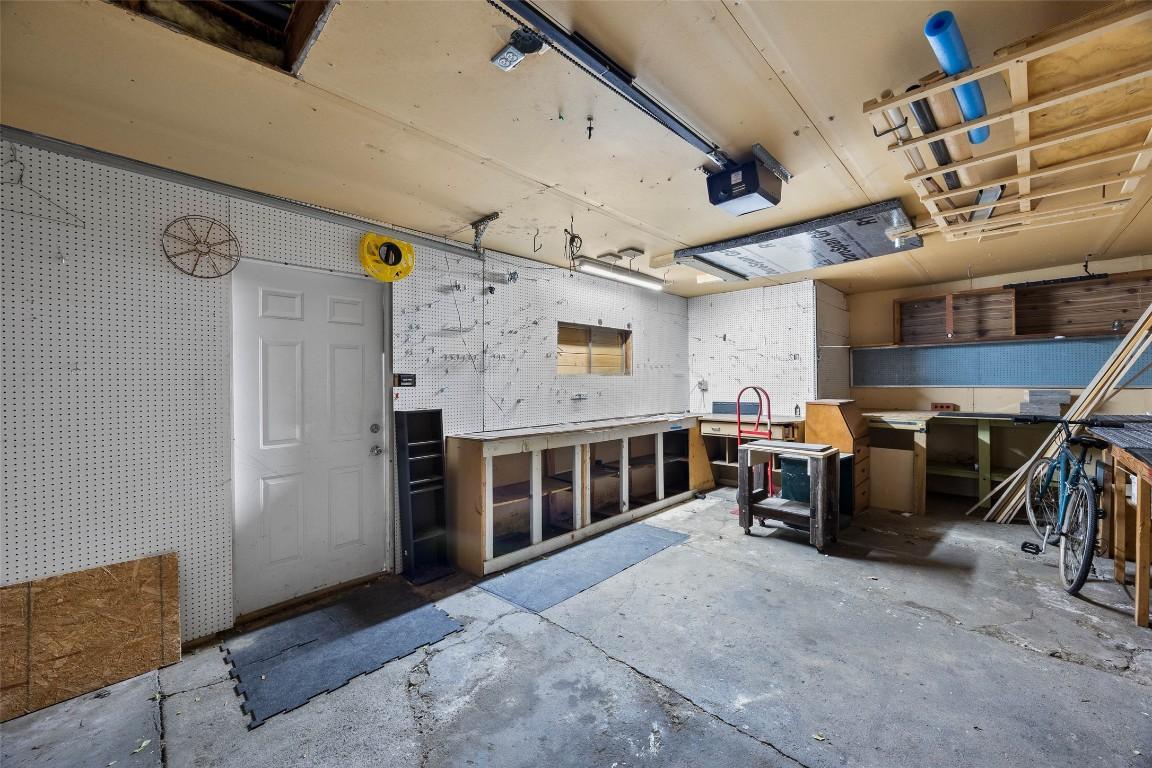 283 Beach Avenue, Kamloops, BC - Indoor Photo Showing Garage