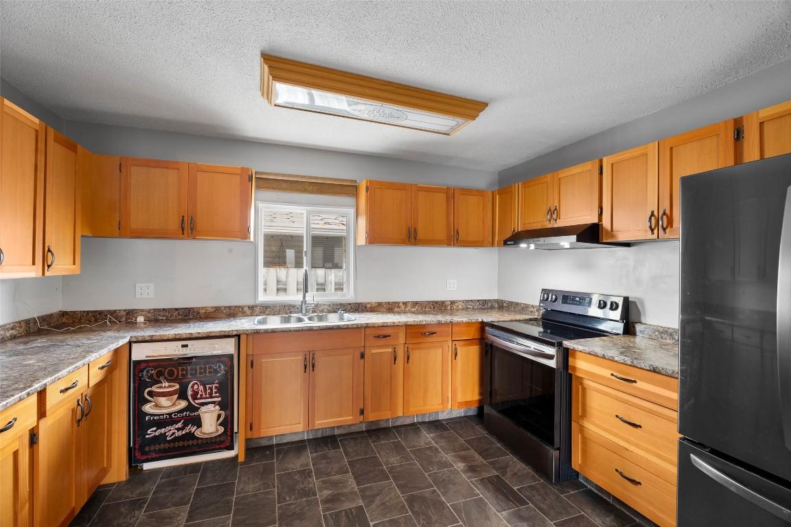 283 Beach Avenue, Kamloops, BC - Indoor Photo Showing Kitchen With Double Sink