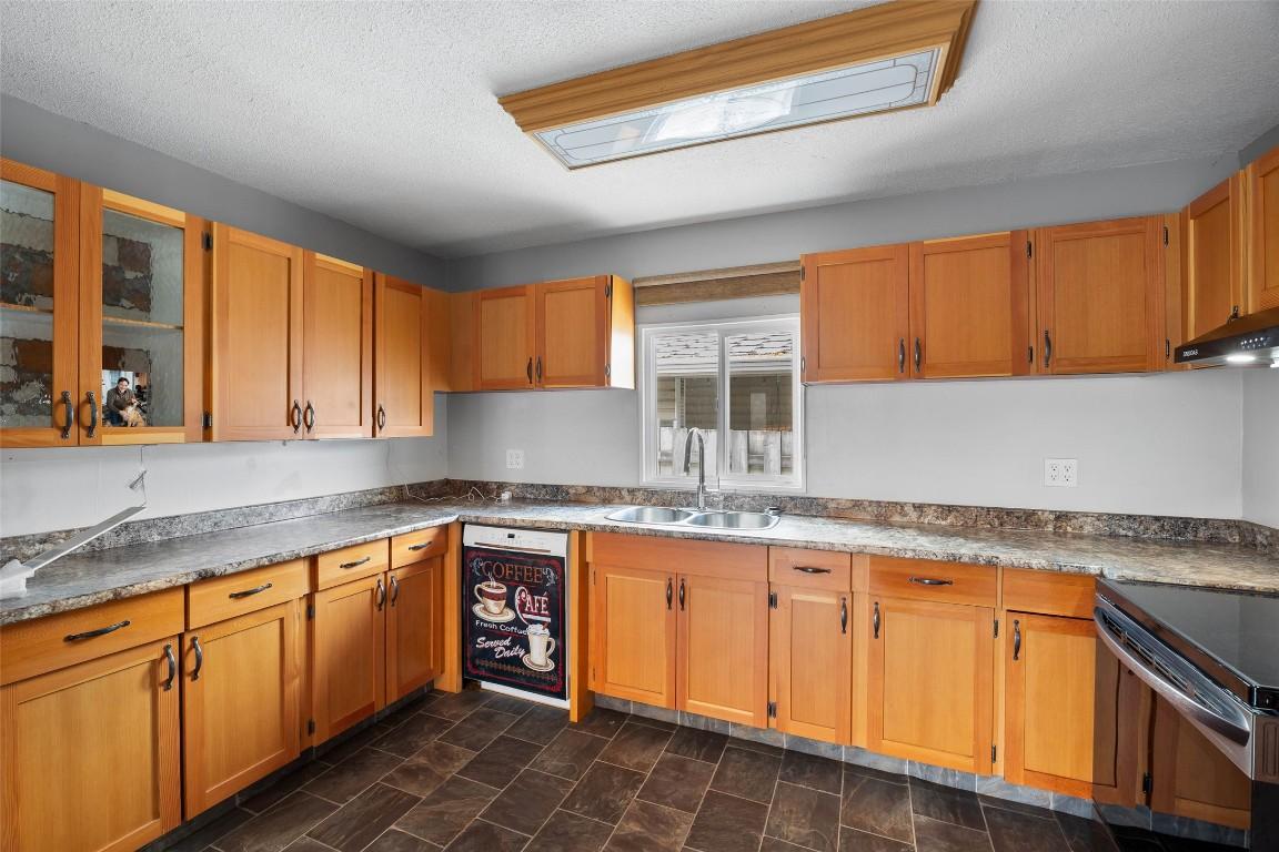 283 Beach Avenue, Kamloops, BC - Indoor Photo Showing Kitchen With Double Sink