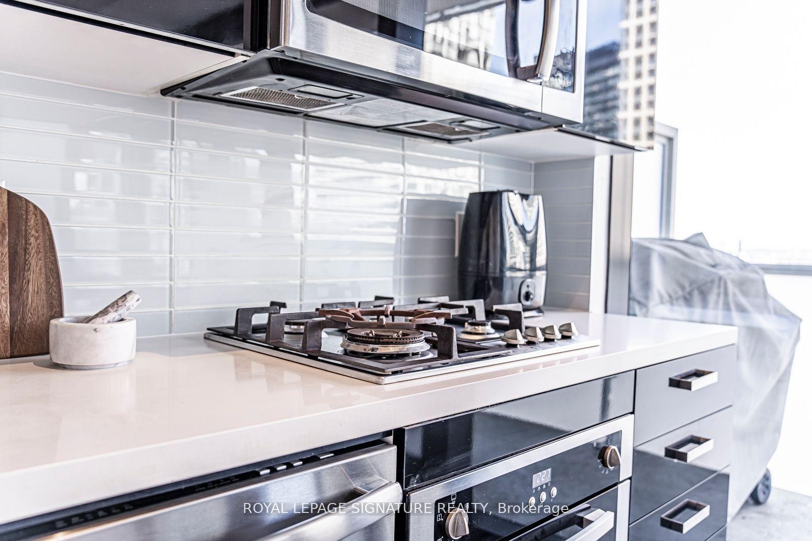 2105-11 Charlotte Street, Toronto, ON - Indoor Photo Showing Kitchen With Stainless Steel Kitchen With Upgraded Kitchen