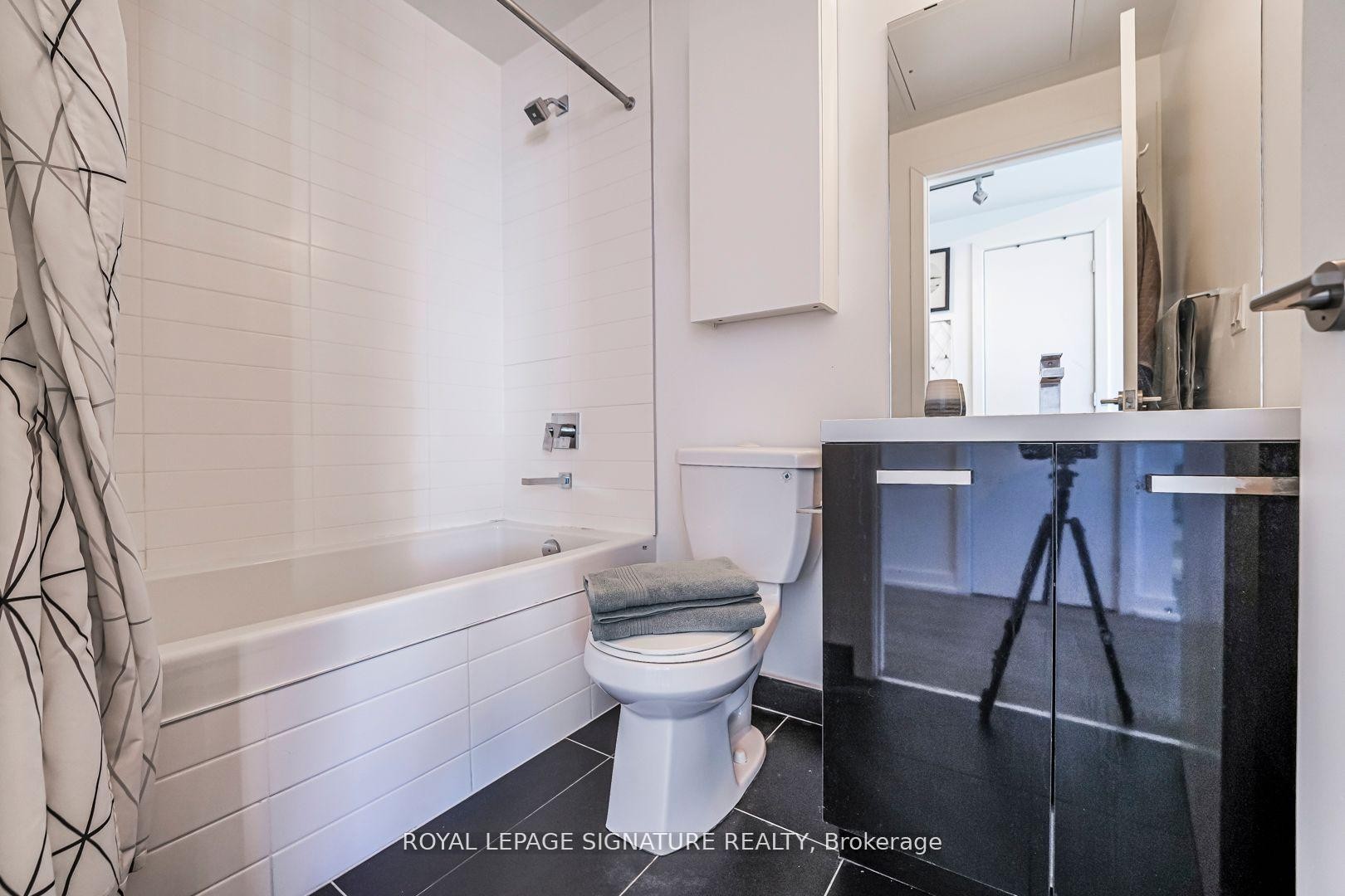 2105-11 Charlotte Street, Toronto, ON - Indoor Photo Showing Bathroom