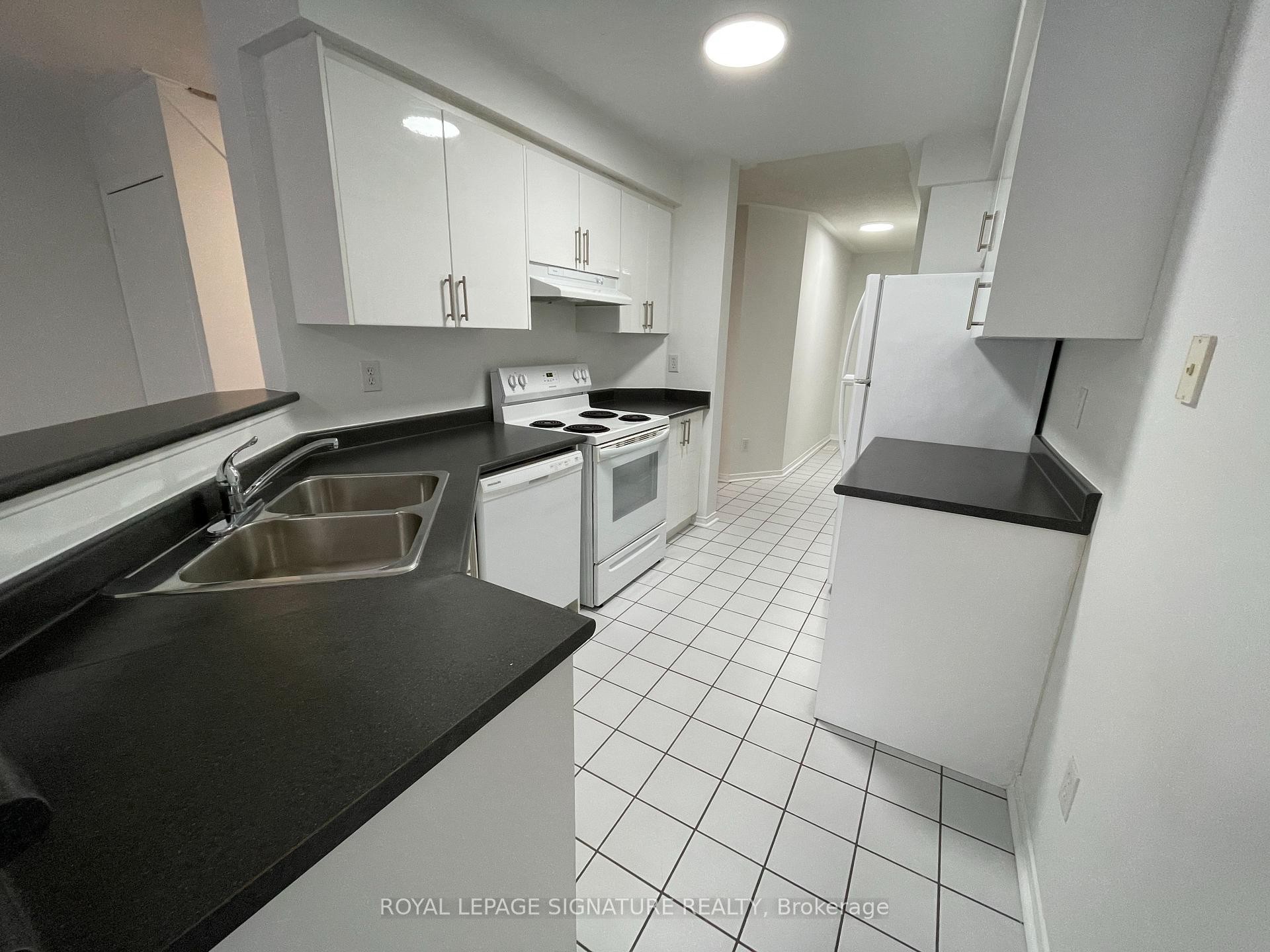 28-689 Four Winds Way, Mississauga, ON - Indoor Photo Showing Kitchen With Double Sink