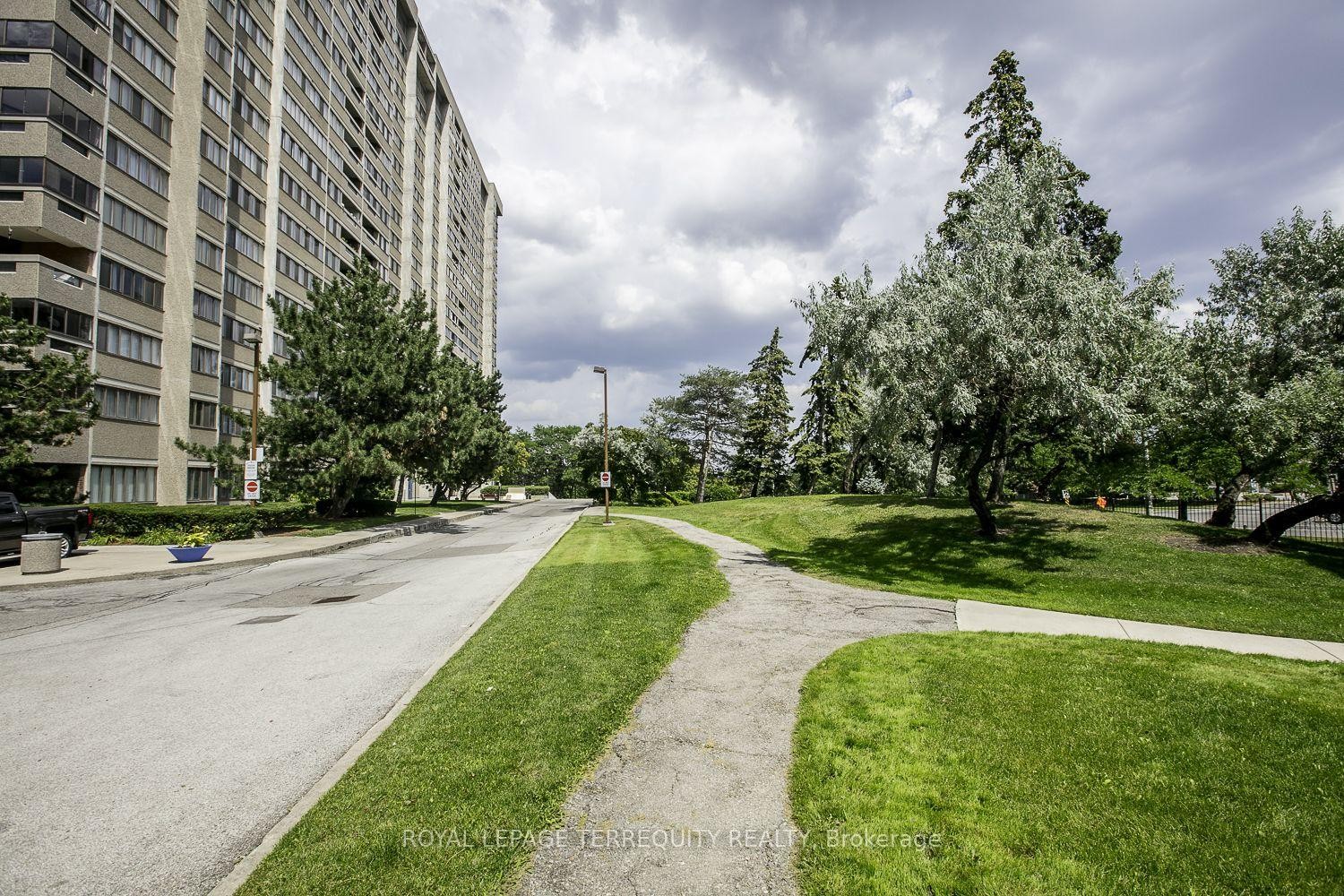 604-50 Elm Drive E, Mississauga, ON - Outdoor