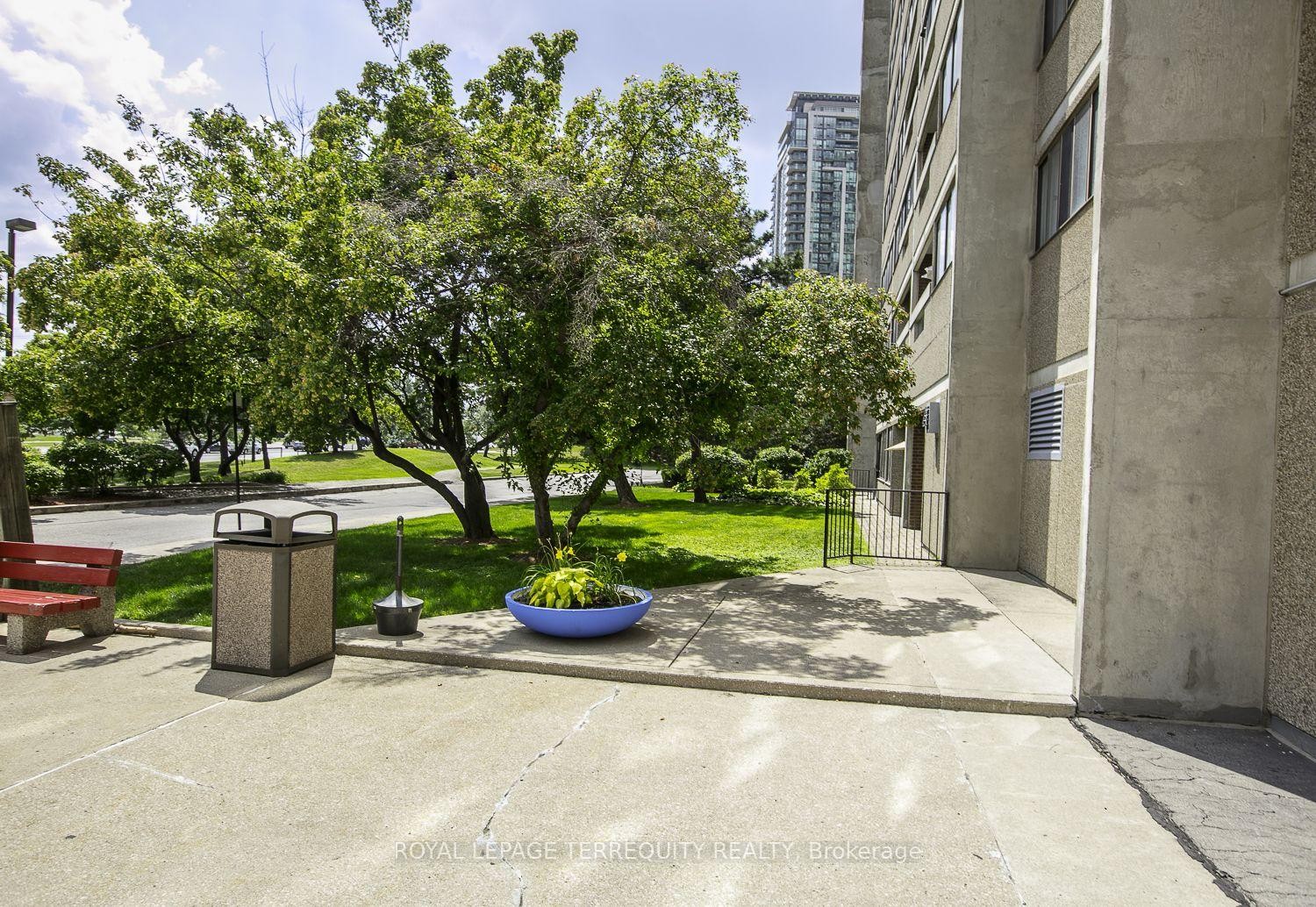 604-50 Elm Drive E, Mississauga, ON - Outdoor