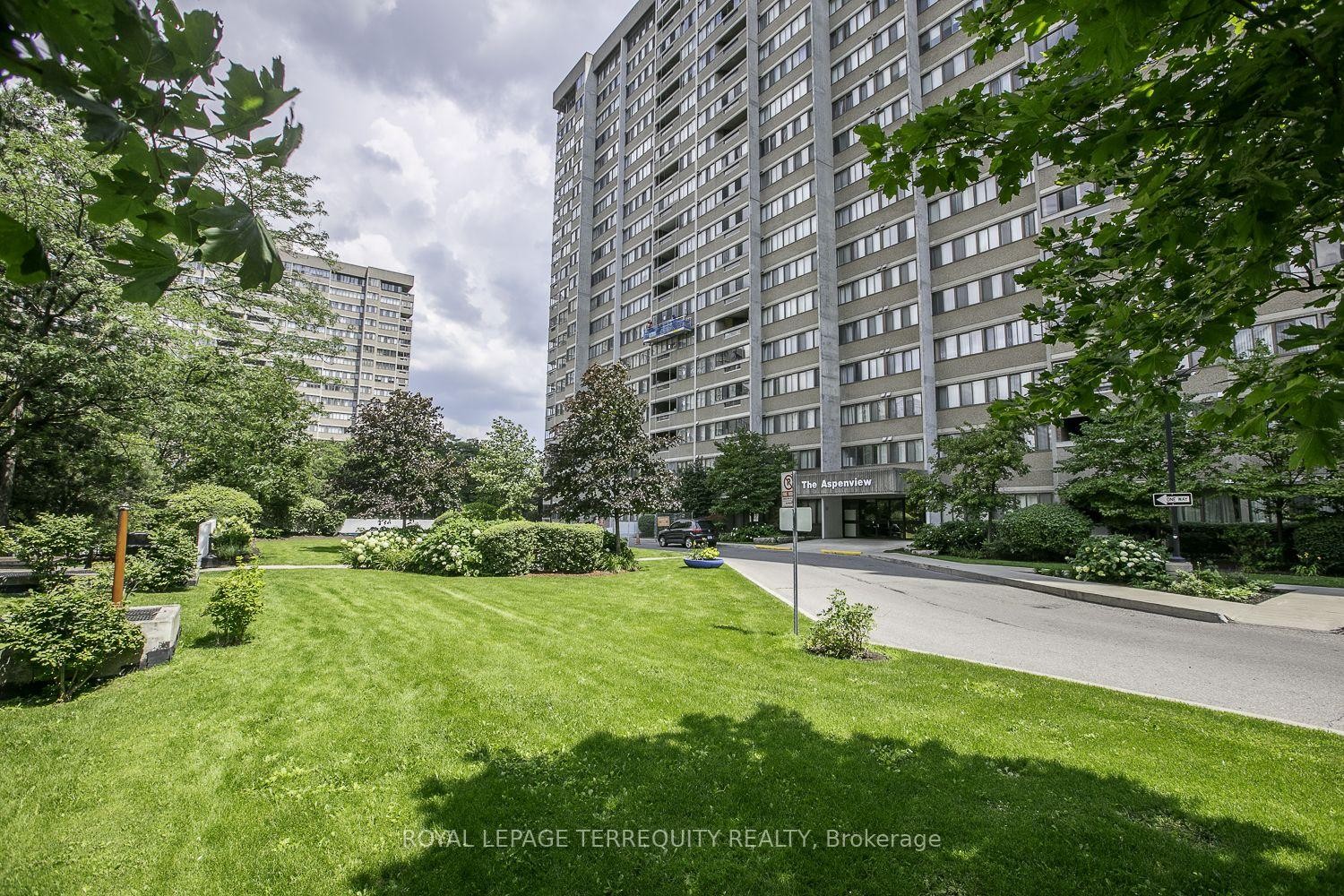 604-50 Elm Drive E, Mississauga, ON - Outdoor With Facade