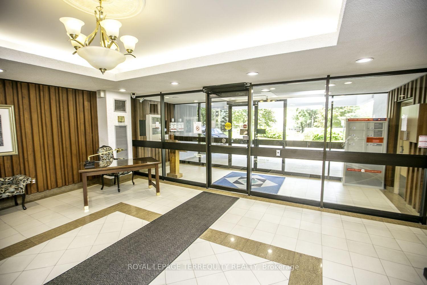 604-50 Elm Drive E, Mississauga, ON - Indoor Photo Showing Other Room