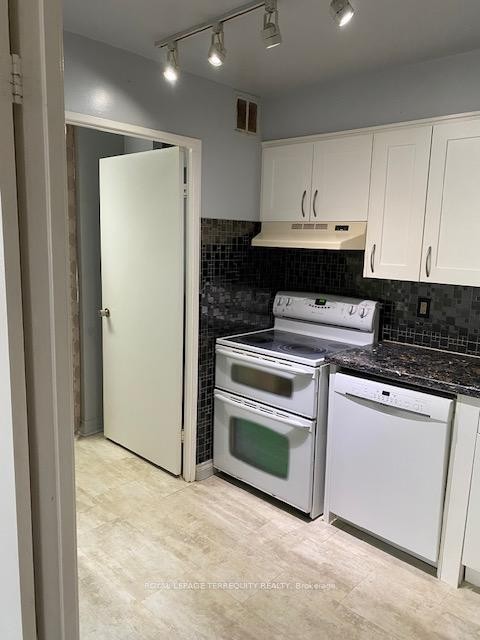 604-50 Elm Drive E, Mississauga, ON - Indoor Photo Showing Kitchen