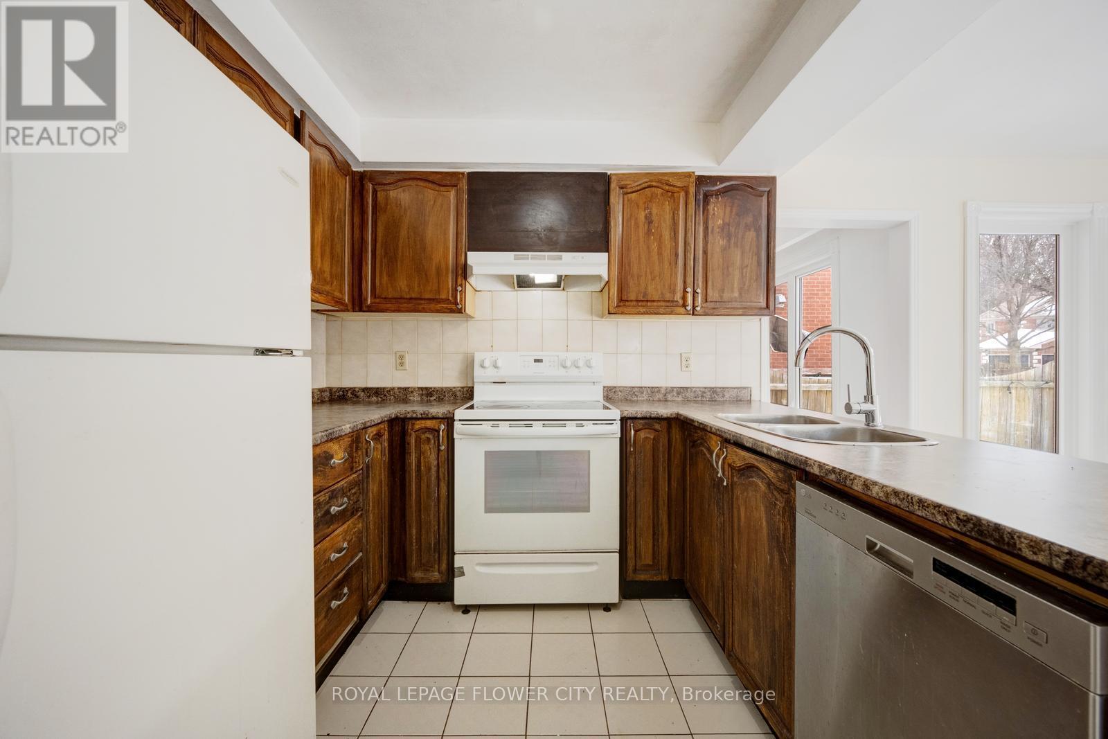 5364 Champlain Trail, Mississauga, ON - Indoor Photo Showing Kitchen With Double Sink
