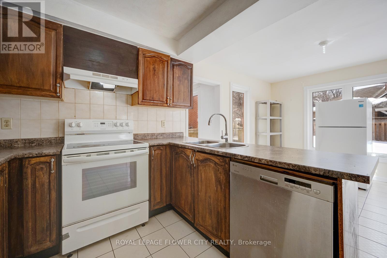 5364 Champlain Trail, Mississauga, ON - Indoor Photo Showing Kitchen With Double Sink