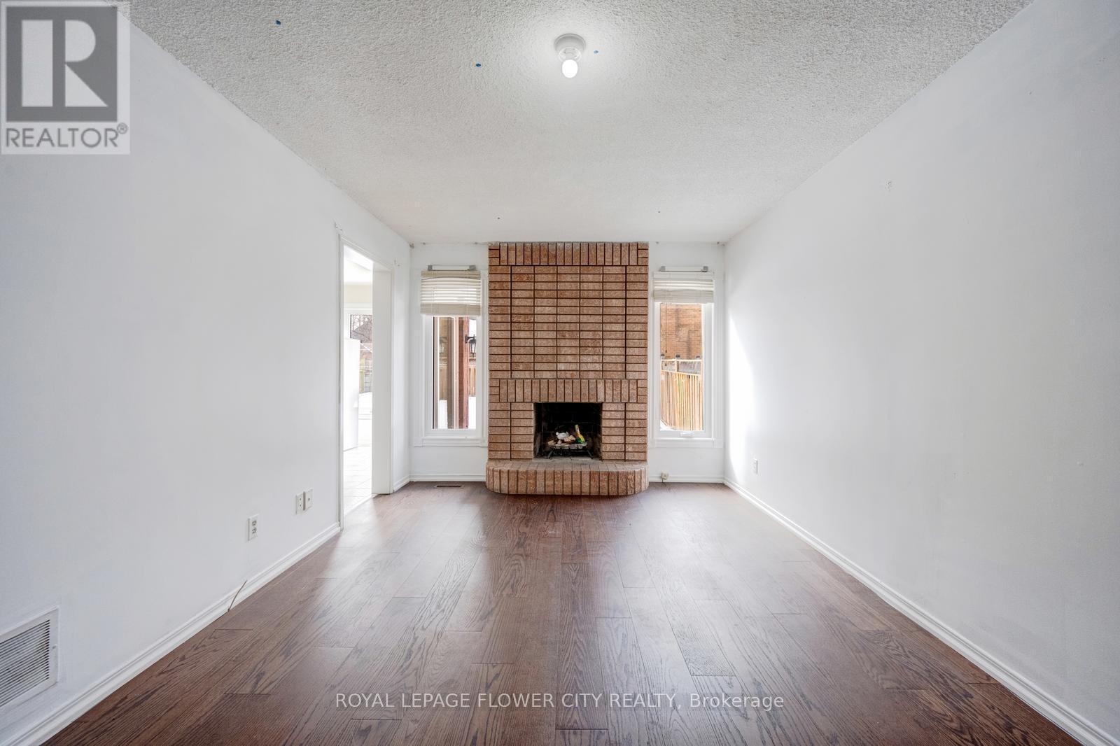 5364 Champlain Trail, Mississauga, ON - Indoor Photo Showing Living Room With Fireplace