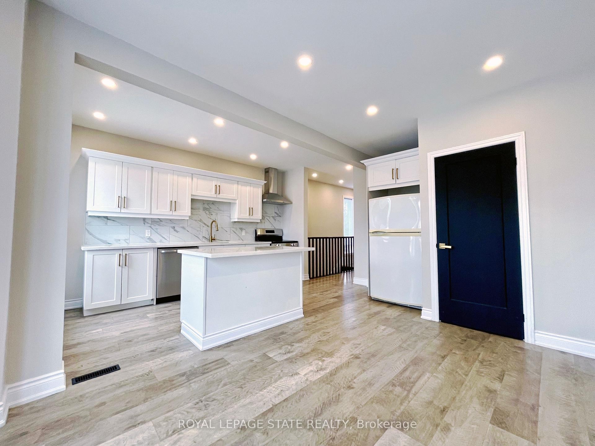 Upper-360 Cannon Street, Hamilton, ON - Indoor Photo Showing Kitchen