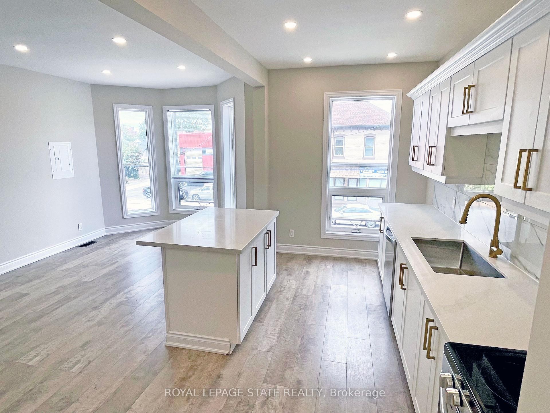 Upper-360 Cannon Street, Hamilton, ON - Indoor Photo Showing Kitchen With Upgraded Kitchen