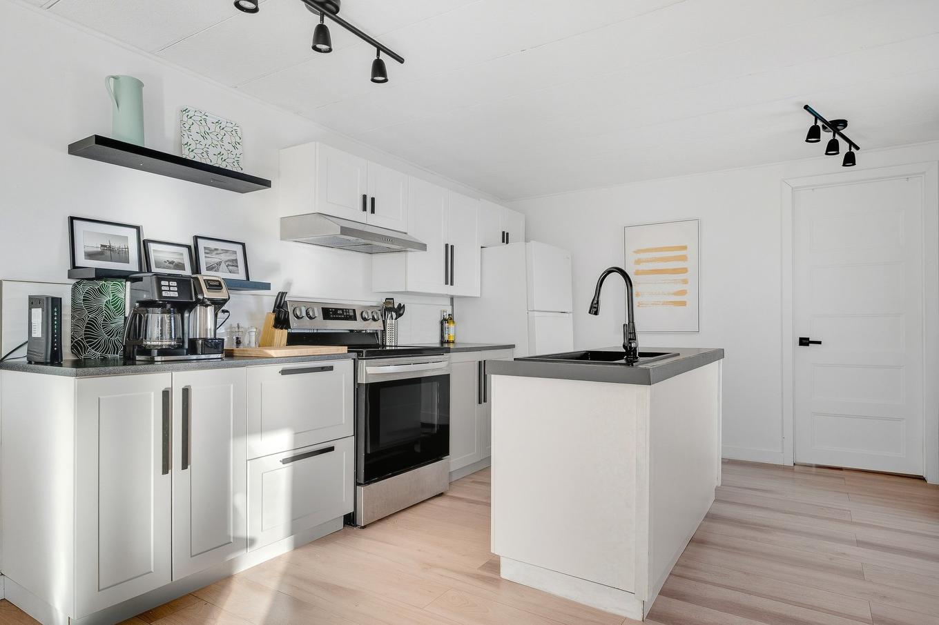 Kitchen - 800A Ch. Du Havre-Des-Monts, Saint-Sauveur, QC - Indoor Photo Showing Kitchen With Upgraded Kitchen