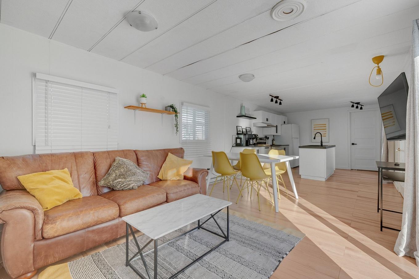 Overall view - 800A Ch. Du Havre-Des-Monts, Saint-Sauveur, QC - Indoor Photo Showing Living Room